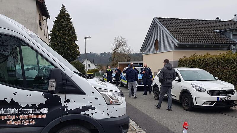 Der Protest eines Anwohners gegen die Verlegung einer Bremsschwelle löste in der Schulstraße in Weitramsdorf einen ungewöhnlichen Polizeieinsatz aus. Der Protest eines Anwohners gegen die Verlegung einer Bremsschwelle löste in der Schulstraße in Weitramsdorf einen ungewöhnlichen Polizeieinsatz aus.