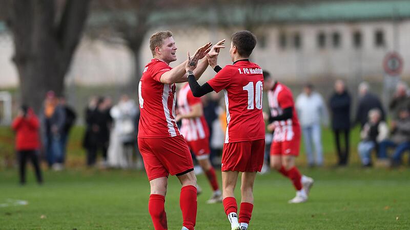 Danny M&ouml;hring vom FC Ha&szlig;furt begl&uuml;ckw&uuml;nscht  Felix Willinger zu dessen Tor zum 2:0 im Heimspiel   gegen den TSV Schonungen.