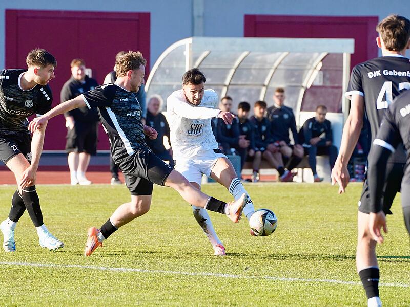 Aykut Civelek zieht ab. Insgesamt entwickelten die Coburger im Heimspiel gegen Gebenbach allerdings viel zu wenig Torgefahr.