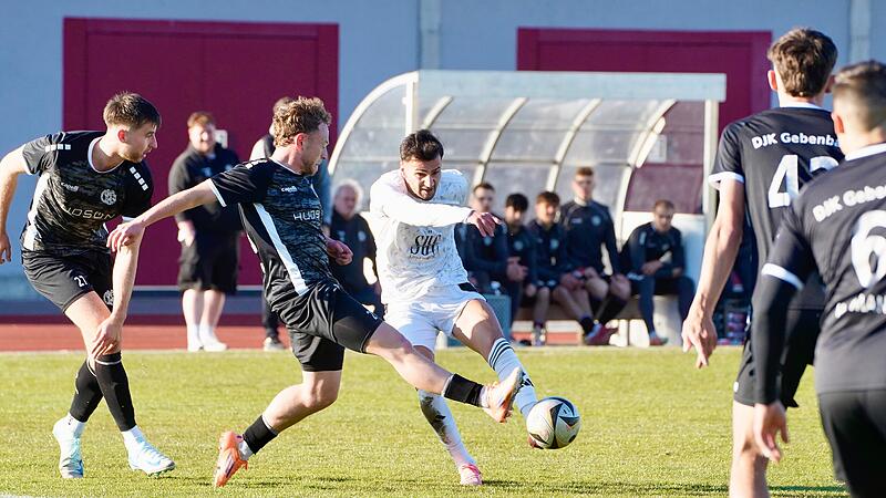 Aykut Civelek zieht ab. Insgesamt entwickelten die Coburger im Heimspiel gegen Gebenbach allerdings viel zu wenig Torgefahr.