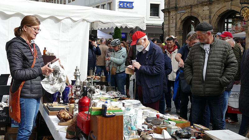 Der Antik- und Tr&ouml;delmarkt bot den vielen Besuchern n&uuml;tzliche oder dekorative Sammlerst&uuml;cke und Rarit&auml;ten.