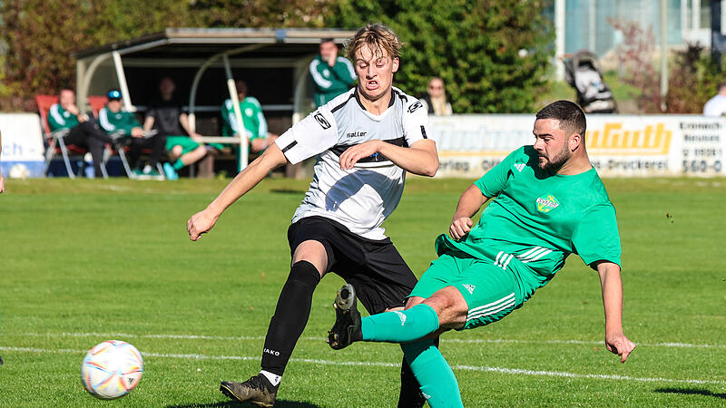 Perfekte Torschussposition vom Neuseser Tarius Mann (gr&uuml;n), der abziehen kann, bevor ihn  Fabian Sch&auml;dla erreicht - aber Keeper Nick Engelhardt kann abwehren.