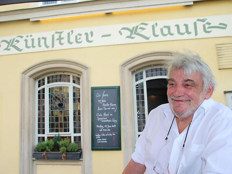 Auch vor seinem Lokal sitzt Fred Raab gerne.