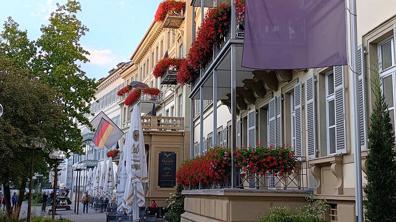 Blick an der Fassade entlang der Kurhausstraße. Im Vordergrund rechts das Haupthaus von Karl von Hess, in der Mitte das frühere Hotel Kaiser, links am Ende das Haus Hemmerich mit der weißen Fassade. Blick an der Fassade entlang der Kurhausstraße. Im Vordergrund rechts das Haupthaus von Karl von Hess, in der Mitte das frühere Hotel Kaiser, links am Ende das Haus Hemmerich mit der weißen Fassade.