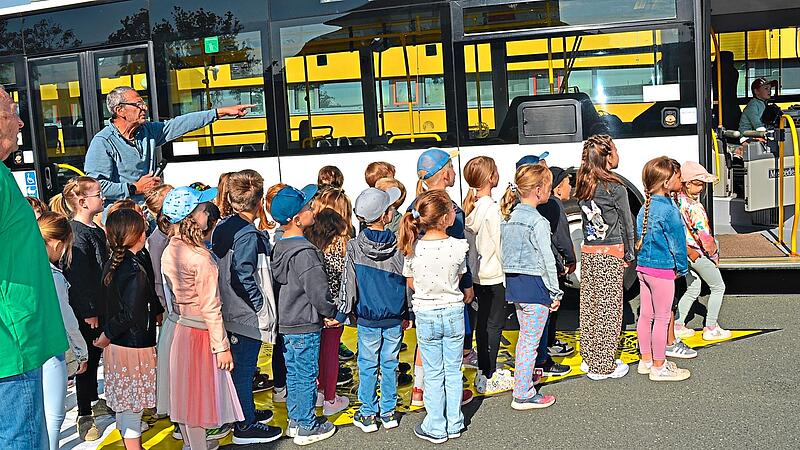 Die Vorsch&uuml;ler stehen auf der gelb markierten Fl&auml;che, als toter Winkel bezeichnet. Au dem Fahrersitz hat ein zuk&uuml;nftiger Erstkl&auml;ssler Platz genommen und best&auml;tigt: &bdquo;Ich sehe niemanden.&ldquo; Die beiden ehrenamtlich engagierten Kreisverkehrswacht Expert...