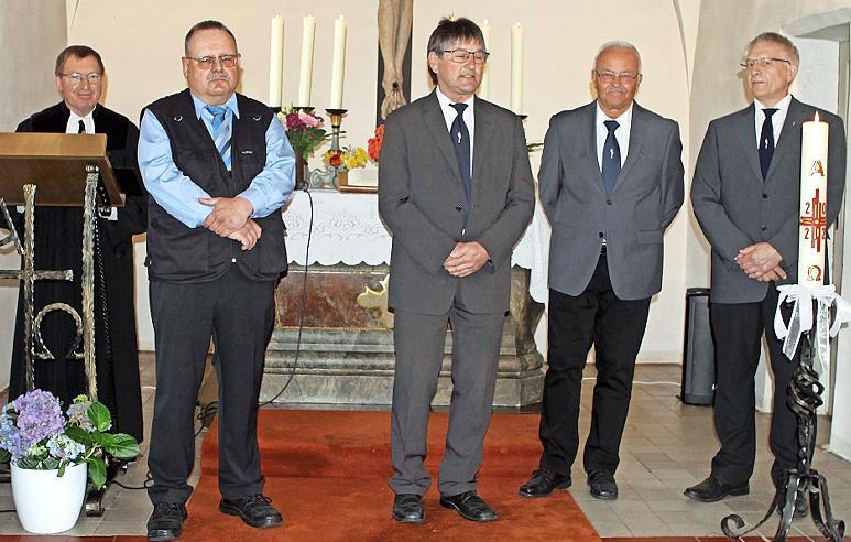 Michael Franz (Zweiter von links), Horst Hartenstein (Zweiter von rechts) und Rainer Thieroff (rechts) wurden durch Max Engelhardt (Mitte) vom Bezirkschorverband mit Urkunden für langjähriges Mitwirken im Chor ausgezeichnet. Einen herzlichen Dank dafür gab es auch von Pfarrer Hans-Peter Göll (links).