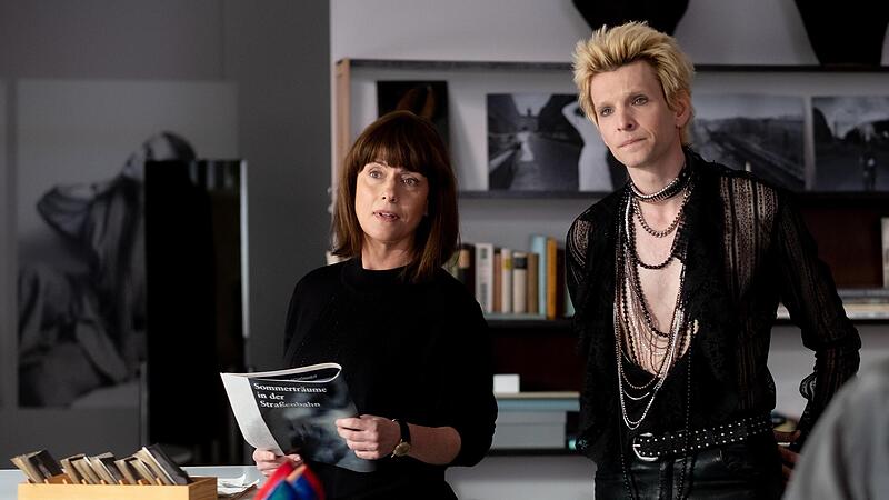 Dr. Elsa Wilbrodt (Claudia Michelsen) und Rudi (Sabin Tambrea)i in einer Szene des Films &bdquo;In einem Land, das es nicht mehr gibt&ldquo;.