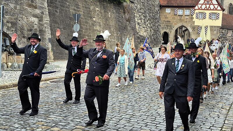 Bernd Korb (vorne Mitte) gibt nach diesem Jahr die Leitung des Kinderfestzuges ab. Sein Nachfolger läuft links im Bild. Bernd Korb (vorne Mitte) gibt nach diesem Jahr die Leitung des Kinderfestzuges ab. Sein Nachfolger läuft links im Bild.