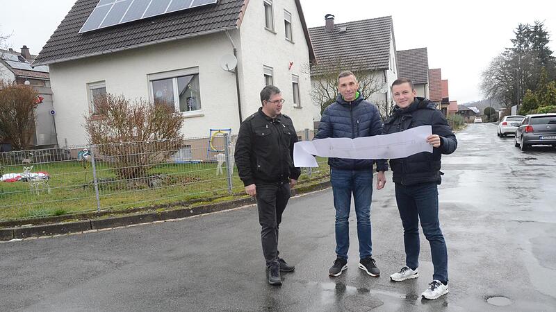 Nun kann es in Kürze mit dem Ausbau des Rosen- und Nelkenwegs im Wohngebiet Am Anger losgehen. Nach einer Ausschreibung Anfang 2024 hat man erneut ausgeschrieben und kann sich nun über eine Einsparung von rund 250.000 Euro freuen. Unser Bild zeigt...