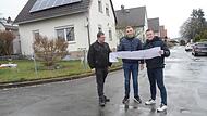 Nun kann es in Kürze mit dem Ausbau des Rosen- und Nelkenwegs im Wohngebiet Am Anger losgehen. Nach einer Ausschreibung Anfang 2024 hat man erneut ausgeschrieben und kann sich nun über eine Einsparung von rund 250.000 Euro freuen. Unser Bild zeigt...