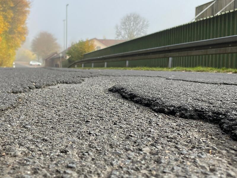 Die Straße In der Au zwischen Bad Kissingen und Kleinbrach ist seit Jahren eine Schlaglochpiste. Das Staatliche Bauamt und die Stadt Bad Kissingen wollen sie 2026 sanieren.