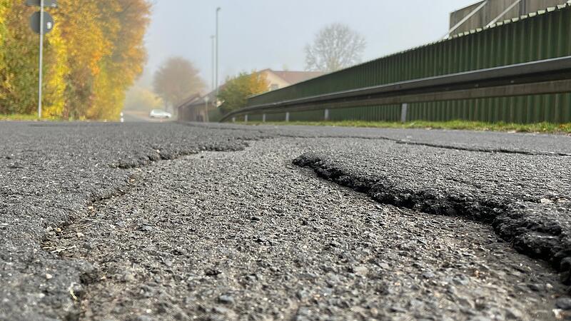 Die Straße In der Au zwischen Bad Kissingen und Kleinbrach ist seit Jahren eine Schlaglochpiste. Das Staatliche Bauamt und die Stadt Bad Kissingen wollen sie 2026 sanieren.