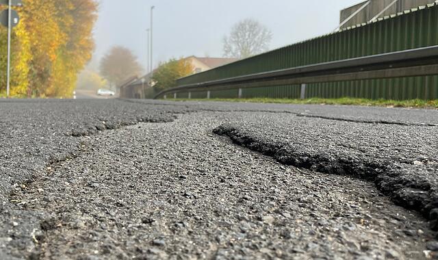 Die Straße In der Au zwischen Bad Kissingen und Kleinbrach ist seit Jahren eine Schlaglochpiste. Das Staatliche Bauamt und die Stadt Bad Kissingen wollen sie 2026 sanieren. Die Straße In der Au zwischen Bad Kissingen und Kleinbrach ist seit Jahren eine Schlaglochpiste. Das Staatliche Bauamt und die Stadt Bad Kissingen wollen sie 2026 sanieren.