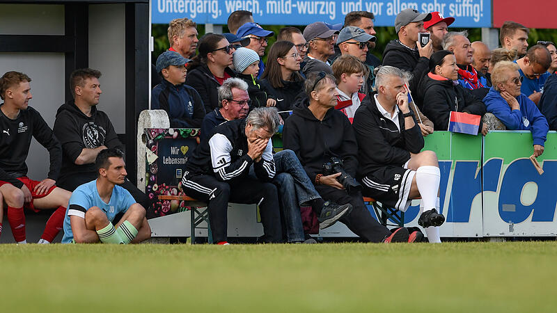 Relegation zur Landesliga: Der FC Sand (wei&szlig;e Trikots) entschied das Derby gegen die DJK Dampfach vor knapp 1800 Zuschauern mit 1:0 f&uuml;r sich.