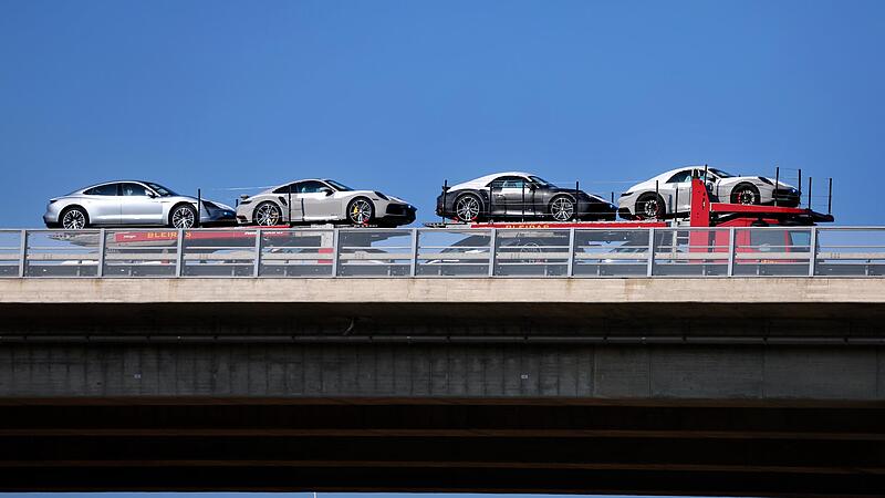 Ein Auto-Transporter mit Sportwagen auf der Schraudenbach-Talbr&uuml;cke der A7 bei Werneck (Lkr. Schweinfurt).