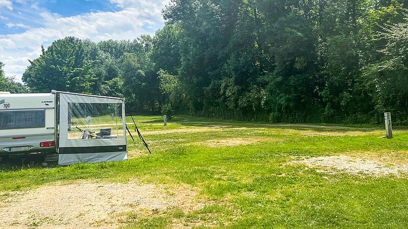 Verwaiste Stellplätze zeigen den weiterhin gesperrten Bereich auf dem Bad Staffelsteiner Campingplatz an. Der Wohnwagen mit Vorzelt im Bild hat ausreichend Abstand zum Riedwald. Verwaiste Stellplätze zeigen den weiterhin gesperrten Bereich auf dem Bad Staffelsteiner Campingplatz an. Der Wohnwagen mit Vorzelt im Bild hat ausreichend Abstand zum Riedwald.