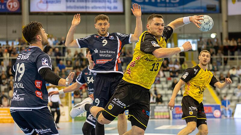 Merlin Fu&szlig; (gelbes Trikot, vorne) schoss f&uuml;r den HSC 2000 Coburg gegen den TV 05/07 H&uuml;ttenberg sieben Tore, war einer der drei besten Coburger Torsch&uuml;tzen.