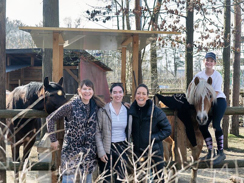 Reitverein Bamberg Jennifer Peregi, Julia Rehorn, Daniele Kalenyak und Reitschülerin.