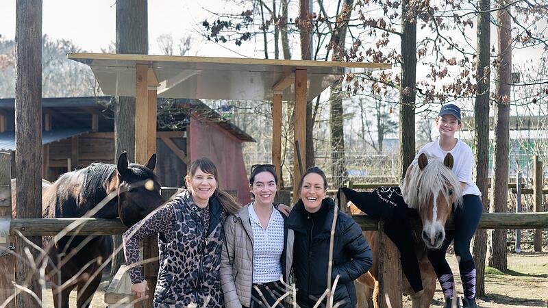 Jennifer Peregi, Julia Rehorn, Daniele Kalenyak und Reitsch&uuml;lerin.