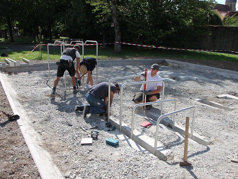 Calisthenicspark im Jörgentorpark 2026 - ein Regionalbudget-Projekt Die Gruppe baut den Park unter Führung von Hannes Friedel (links) auf.