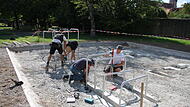 Calisthenicspark im Jörgentorpark 2026 - ein Regionalbudget-Projekt Die Gruppe baut den Park unter Führung von Hannes Friedel (links) auf.