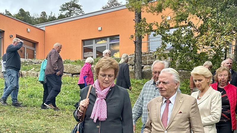 Sie unternehmen gemeinsam einen Rundgang durch das Gelände der Deegenbergklinik: Monika Hohlmeier, Prof. Dr. Dr. Peter Deeg, Jadwiga Deeg und Mitglieder der CSA Bad Kissingen.