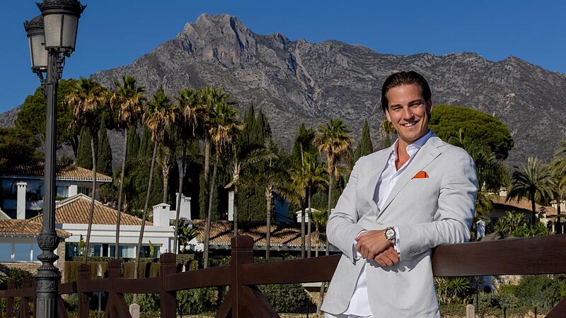 Blauer Himmel und Palmen: &Uuml;ber die Vorz&uuml;ge seines neuen Arbeitsplatzes in Marbella mag sich Immobilien-Makler Leon M&uuml;ller nicht beklagen. Davor spielte der Schweinfurter erfolgreich Eishockey.