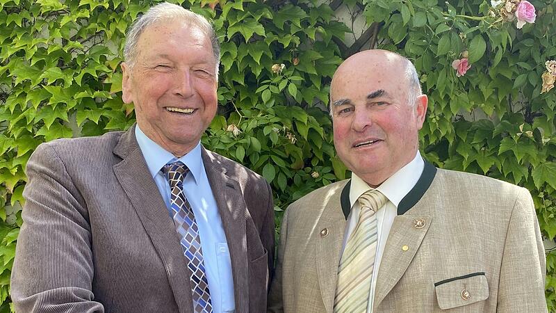 Glückwünsche zum 75. Geburtstag bekam Klaus Lenz (rechts) auch vom stellvertretenden Landrat Robert Finster. Glückwünsche zum 75. Geburtstag bekam Klaus Lenz (rechts) auch vom stellvertretenden Landrat Robert Finster.