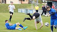 Der TSV Meeder (weiße Trikots) wurde nur metaphorisch zu Fall gebracht. Die Nerde-Elf gewann 2:0 in Großgarnstadt.