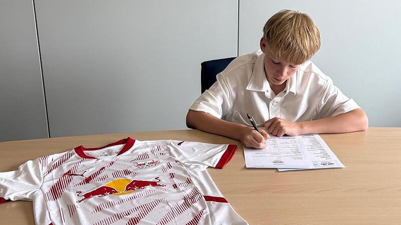 Phil Steiner unterschreibt den Vertrag mit seinem neuen Verein RB Leipzig. Phil Steiner unterschreibt den Vertrag mit seinem neuen Verein RB Leipzig.
