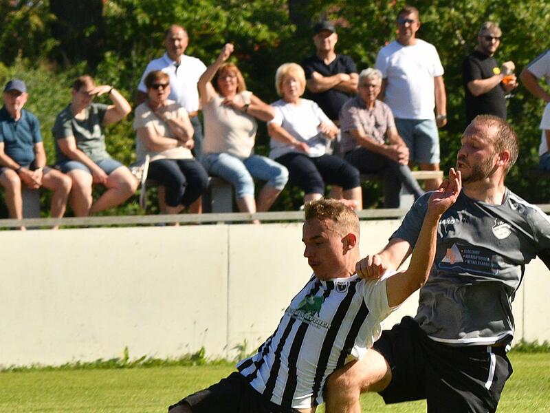In letzter Sekunde kann der Neufanger Jonas Münzel (links) den Ball zur Seite spielen, bevor der Burgkunstadter Florian Eberth Richtung Tor stürmt.