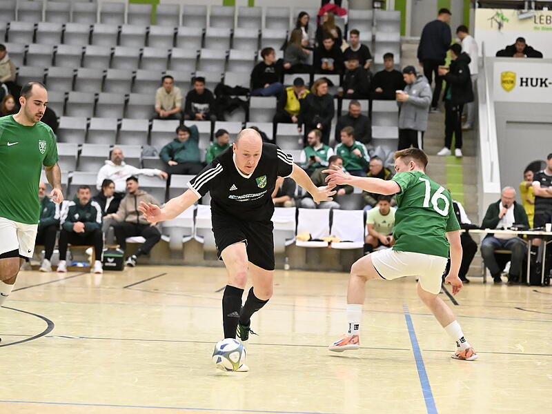 Der SV Neuses (schwarze Trikots) &auml;rgerte den Favoriten Neukenroth direkt im ersten Gruppenspiel, gewann mit 1:0.