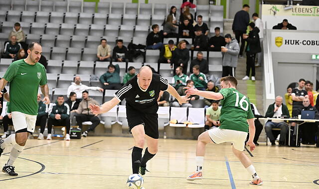 Der SV Neuses (schwarze Trikots) &auml;rgerte den Favoriten Neukenroth direkt im ersten Gruppenspiel, gewann mit 1:0.