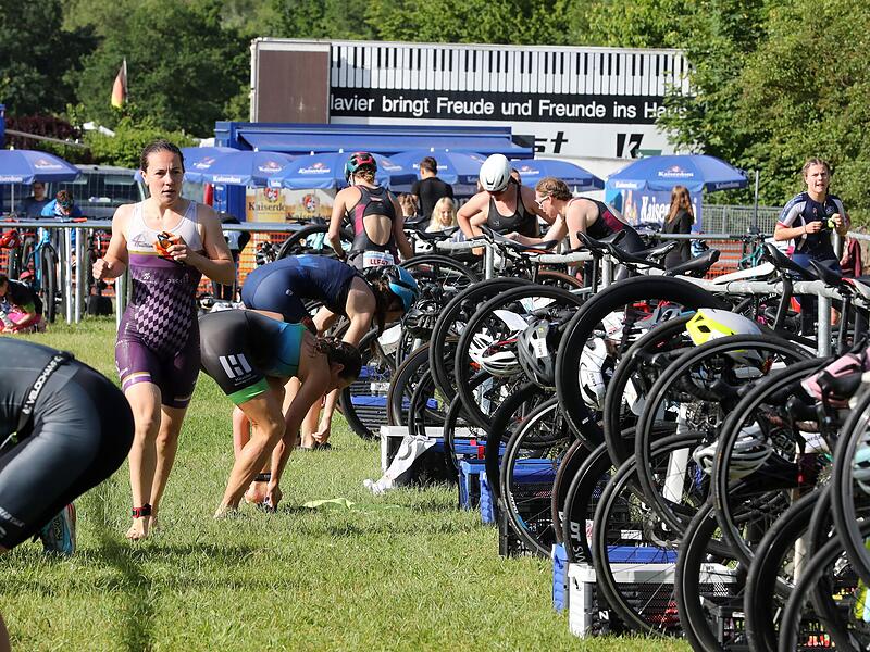 Vom Schwimmen kommend ging es in der Wechselzone auf das Fahrrad. Vom Schwimmen kommend ging es in der Wechselzone auf das Fahrrad.