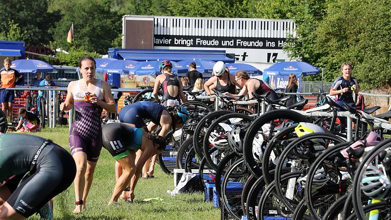 Vom Schwimmen kommend ging es in der Wechselzone auf das Fahrrad. Vom Schwimmen kommend ging es in der Wechselzone auf das Fahrrad.