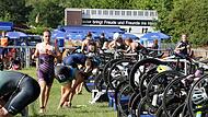 Vom Schwimmen kommend ging es in der Wechselzone auf das Fahrrad.