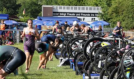 Vom Schwimmen kommend ging es in der Wechselzone auf das Fahrrad.