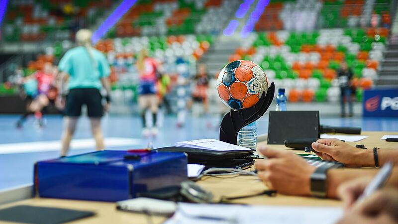Profi- und Amateurhandballer in Franken m&uuml;ssen sich ab der neuen Saison auf neue Regeln einstellen.