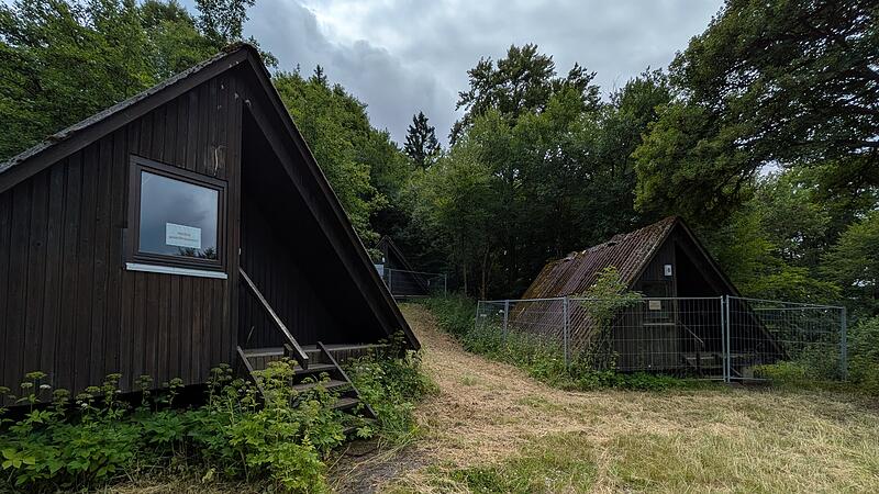 Die H&uuml;tten am Jugendzeltplatz Farnsberg sind abgesperrt und gesichert.