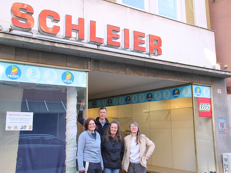 Der neue Inhaber und seine Kolleginnen vor dem Spielwaren Schleier.