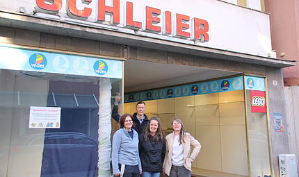 Der neue Inhaber und seine Kolleginnen vor dem Spielwaren Schleier.