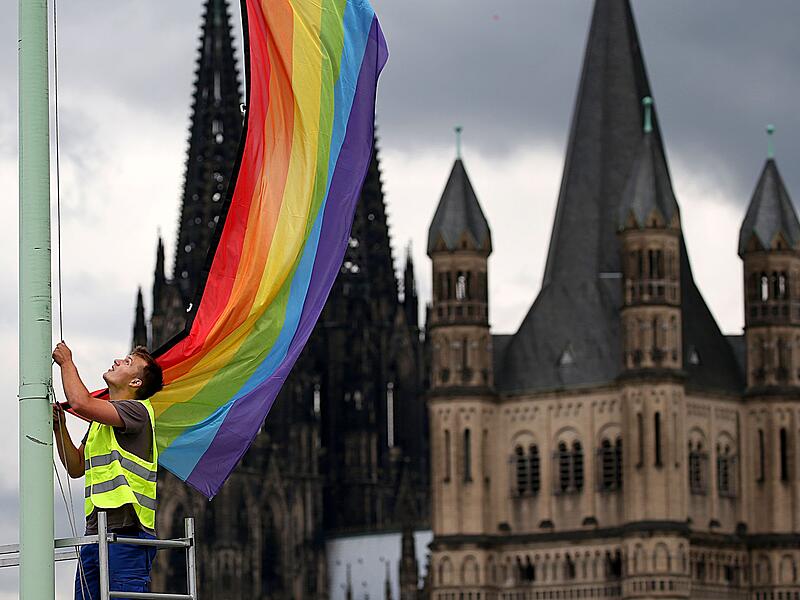 Regenbogenfahne vor K&ouml;lner Kirchen