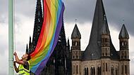 Regenbogenfahne vor K&ouml;lner Kirchen
