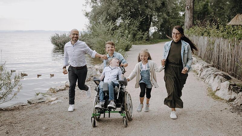 Tobias und Angelika Wahl aus Himmelkron haben vor 15 Jahren den schwer behinderten Erik als Pflegesohn bei sich aufgenommen. Ein Anbau ans Haus soll die allt&auml;gliche Pflegesituation erleichtern, doch die Baukosten sind f&uuml;r die Familie nicht mehr zu...