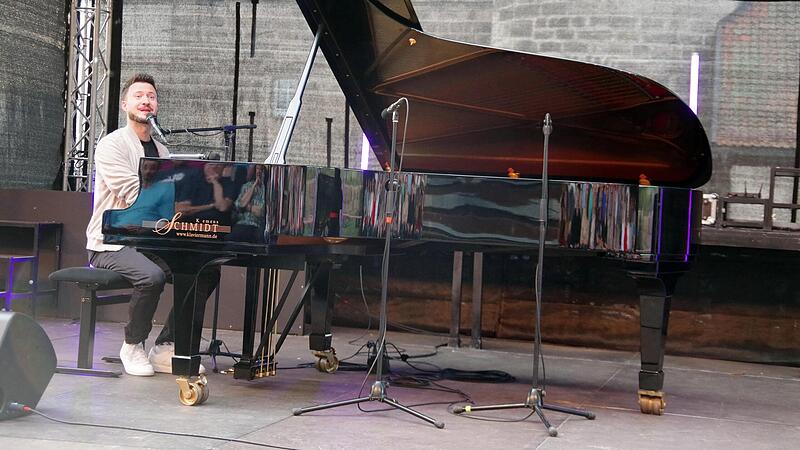 Mit seinem hoch unterhaltsamen Programm sorgte der Musik-Kabarettist Florian Wagner auf der Festspielb&uuml;hne f&uuml;r Begeisterung.