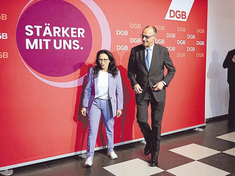DGB-Chefin Yasmin Fahimi begleitet Bundeskanzler Friedrich Merz zu seinem Auftritt vor dem Gewerkschaftsbundkongress.