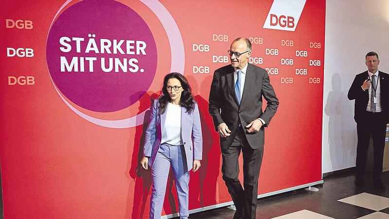 DGB-Chefin Yasmin Fahimi begleitet Bundeskanzler Friedrich Merz zu seinem Auftritt vor dem Gewerkschaftsbundkongress.
