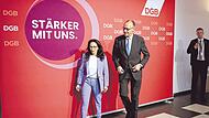 DGB-Chefin Yasmin Fahimi begleitet Bundeskanzler Friedrich Merz zu seinem Auftritt vor dem Gewerkschaftsbundkongress. DGB-Chefin Yasmin Fahimi begleitet Bundeskanzler Friedrich Merz zu seinem Auftritt vor dem Gewerkschaftsbundkongress.