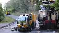 Schluss mit dem Flickwerk: In den vergangenen Jahren wurden immer wieder schlechte Stellen entlang der Staatsstraße 2290 zwischen Sulzthal und Obbach ausgebessert, hier im Juli 2022 eine Kurve oberhalb des Ortes. Jetzt hat das Staatliche Bauamt üb... Schluss mit dem Flickwerk: In den vergangenen Jahren wurden immer wieder schlechte Stellen entlang der Staatsstraße 2290 zwischen Sulzthal und Obbach ausgebessert, hier im Juli 2022 eine Kurve oberhalb des Ortes. Jetzt hat das Staatliche Bauamt üb...