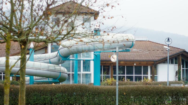 Still ruht die geschlossene Therme Sinnflut in Bad Br&uuml;ckenau im November. Die Finanzierung ihres Neubaus scheint fraglicher denn je.